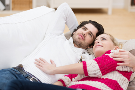 Junges Paar Vergnügt Sich Auf Der Couch Junges Paar Vergnügt Sich Auf Der Couch
